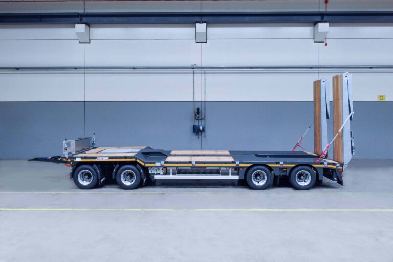 The 2+2 axle towed trailer MAX600 equipped with a cranked floor, an excavator trough and double ramps.