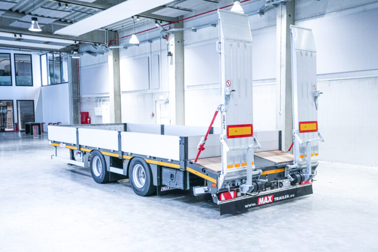 This 2-axle MAX300 drawbar trailer has boards and aluminium ramps