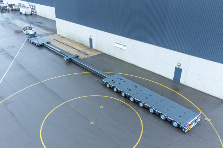The CombiMAX offers to combine a modular semi-trailer that is also telescopic.