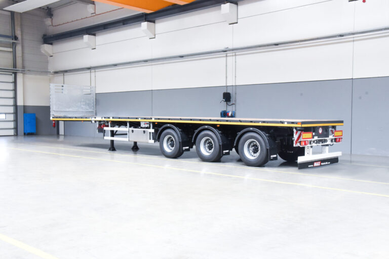 Within the MAX Trailer range, the MAX200 flatbed is available with 17,5", 19.5“ and 22.5“ tires