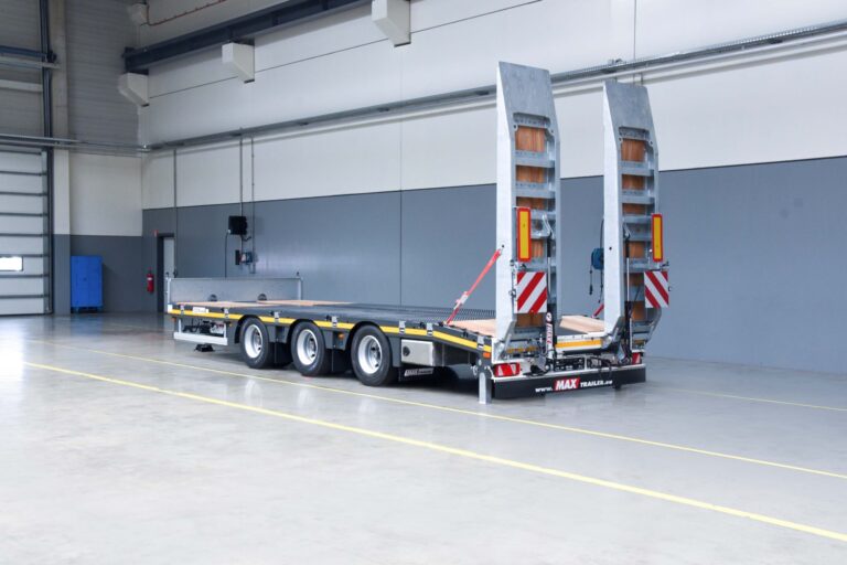 The central axle trailer MAX300 is also available with 3 axles and ramps
