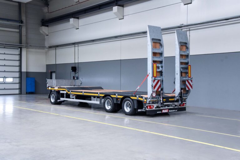 For construction jobs, the MAX600 turntable trailer is often chosen with a cranked loading platform.