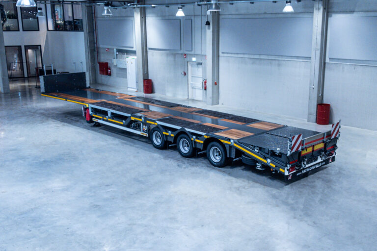 This TeleMAX flatbed by Faymonville has a foldable rear part to get access for machinery
