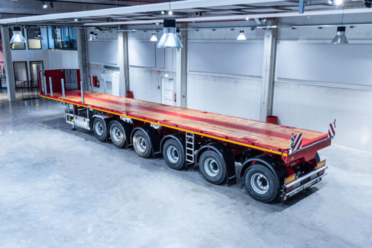 A 6-axle CargoMAX with 22.5" tyres to transport heavy crane parts and counterweights.