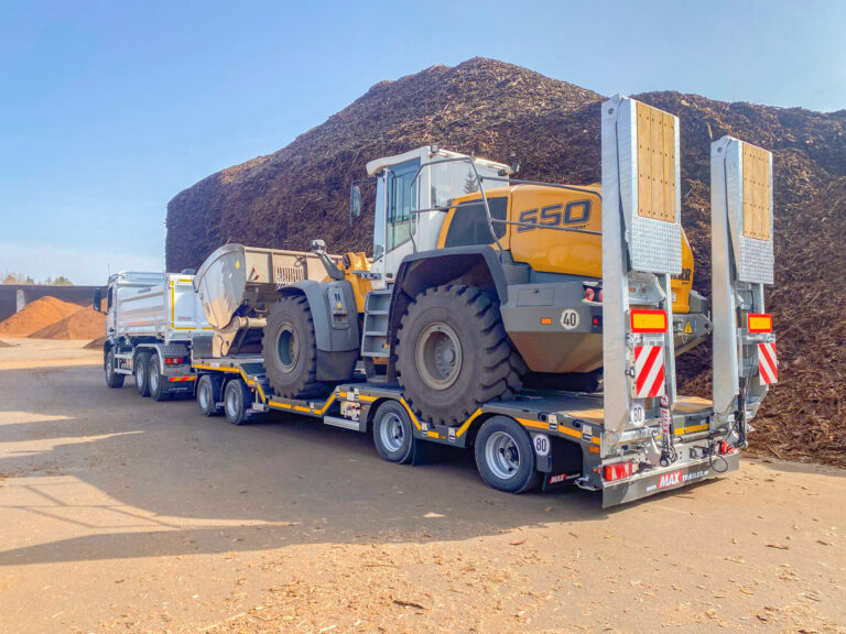 gezogene Anhänger hinter Kippern gehören seit Jahrzehnten zum vertrauten Bild auf Baustellen.